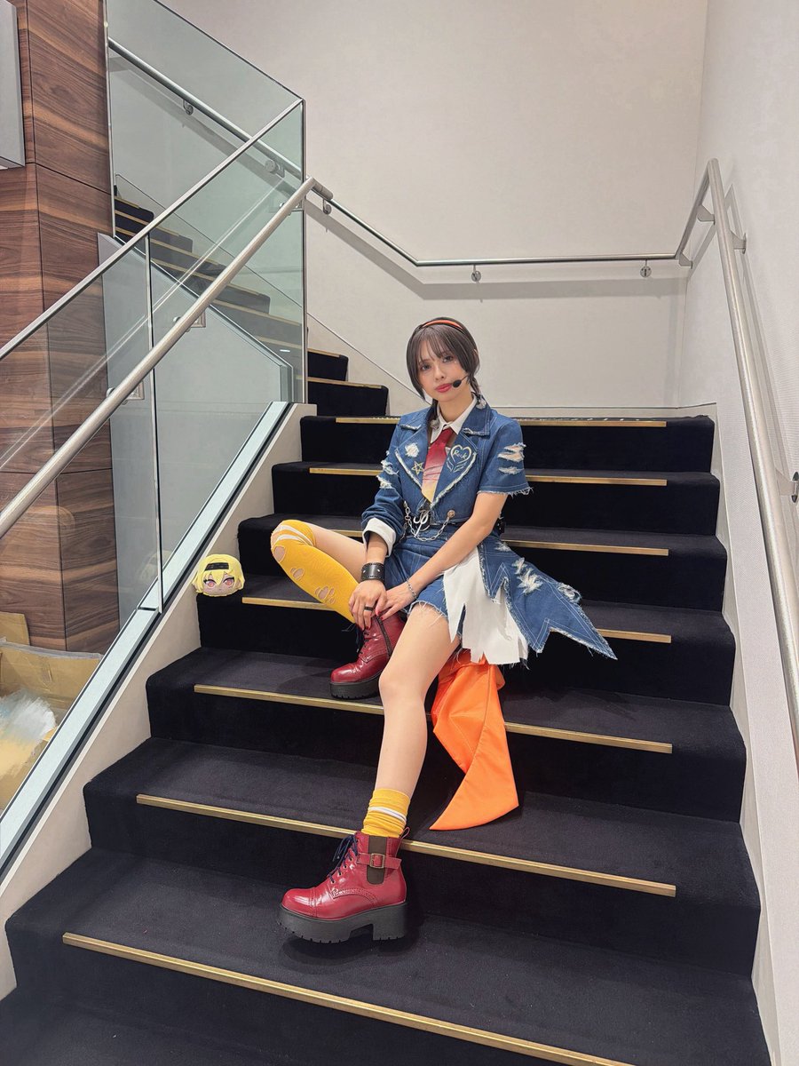 nagadon0103's tweet photo. 💛ストラミングブリーチ
かき鳴らしたギターのような力強さを感じる、大好きな衣装です🎸⚡️

楽しくステージに立てるのは衣装さんやメイクさんスタッフさんのおかげです。
いつもありがとうございます！

28人の最高のソロ曲、みんなとの合唱が今日までアーカイブで聞けます！
最後まで楽しんでね！ https://t.co/fcRGNjDe1P