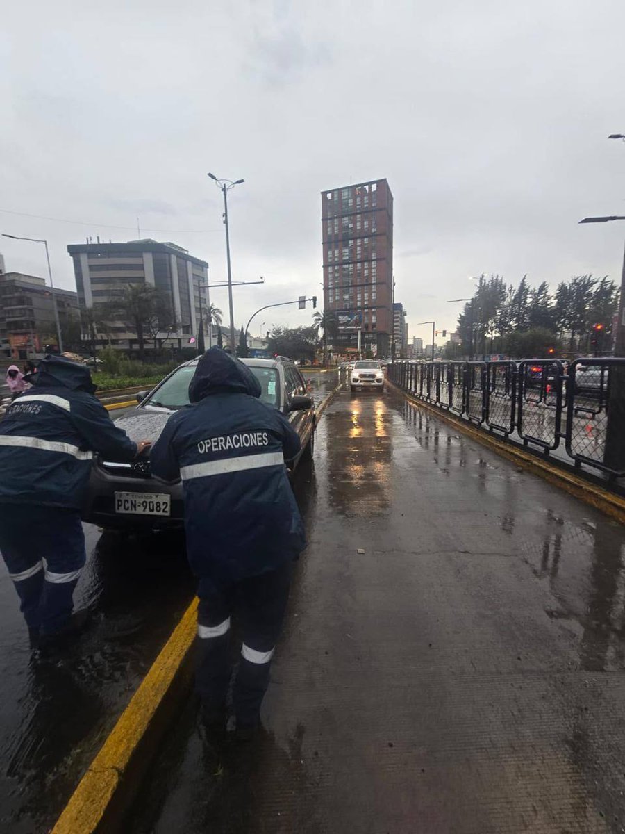 MatteoRossk's tweet photo. Mi reconocimiento a @BomberosQuito por estar #Activados24siete bajo la lluvia en Quitopía. Así es como #QuitoSiResuelve en territorio https://t.co/2dVmK5EqKe