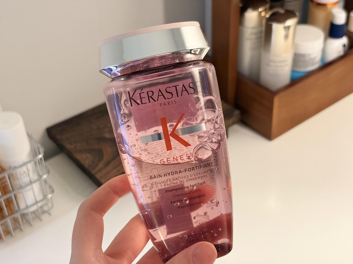 Emma_cantik7's tweet photo. Pake Kerastase Genesis yang botol pink ini 🥹 Walaupun harganya lumayan tapi worth it banget buat masalah rontok. Plus busanya melimpah parah, bikin keramas makin nagih ✨

https://t.co/kpkpYjTV2S
https://t.co/nog1j0cT2a
https://t.co/wvIJXSjqYH https://t.co/TNbMVXz8qy