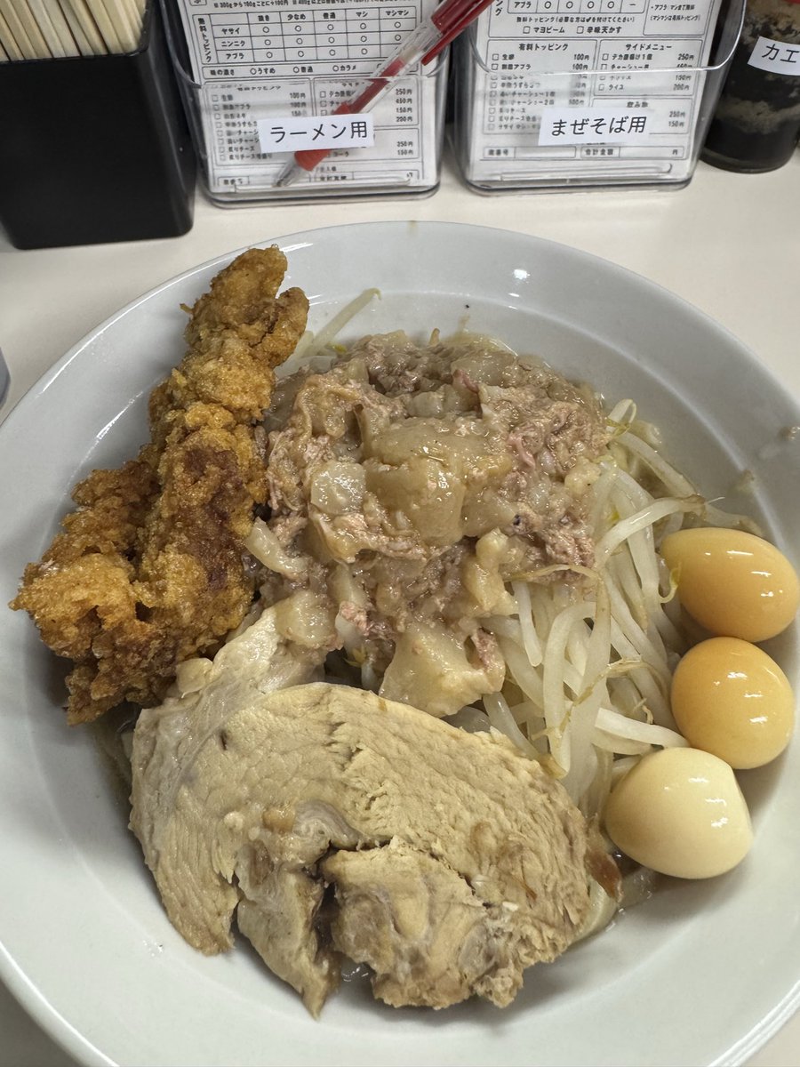 miwosute's tweet photo. @butahime_ramen 2人で行って同じメニュー頼んで豚が全く大きさ違ってました。秤で一枚一枚計っているのは知っているのですが。ちなみにこれめちゃ薄いです。 https://t.co/MAQsU1cYYM