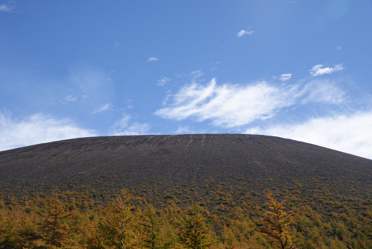 baiku_daisukida's tweet photo. きのうはサークル活動で浅間山へ⛰️
今年の５月に久しぶりに警戒レベルが引き下げられて山頂間近までいけるようになりました🙌
それなりに雲はあったものの、よい景色に恵まれました✨️
#浅間山
#前掛山 https://t.co/HLLh3mBANA