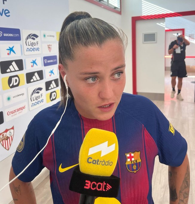 Barca_Extria's tweet photo. 🎤 Journalist: How did you find this first period of this Clásico?  📷 Claudia Pina: I think with the Real women's team, it's always like that, we humiliate them. Maybe it would be better if they just gave us the Real men's team directly. 📷 😭 https://t.co/Wsk2Rcmktm
