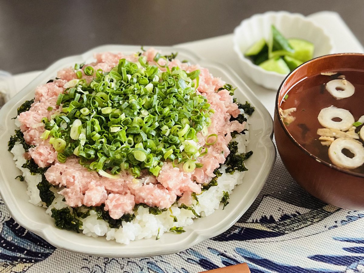 tkpdotA's tweet photo. これは松茸の味お吸い物が飲みたすぎて爆誕した1.5合ネギトロ丼めし。きゅうりを漬けたりなどもした🥒 https://t.co/igFOrUROTf