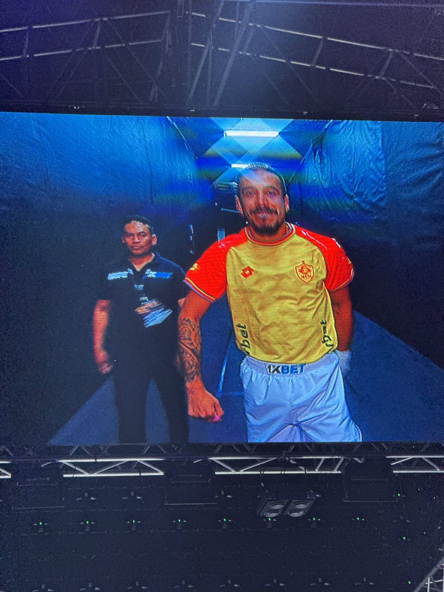 NTFxSF's tweet photo. 👀⚽️🔥| Andrés Alvarado ingresó con la camiseta del SD Aucas para su pelea ante Kike Guerrero https://t.co/aTHZ0xrDor