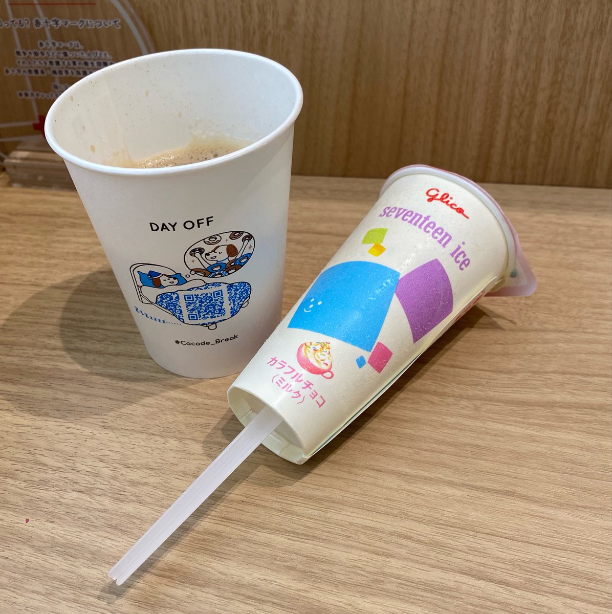 taromoppu's tweet photo. 自販機でコーヒー選んだのに、出来上がるまでの間次に何を飲もうって考えてて、味噌汁なんてあるんだーって思ってからもう頭の中が味噌汁のことでいっぱいになってて、出来上がったコーヒーを味噌汁と勘違いしてなんだこの味噌汁ってビビった。
アイスうめぇ。 https://t.co/wmgEPzeAUv