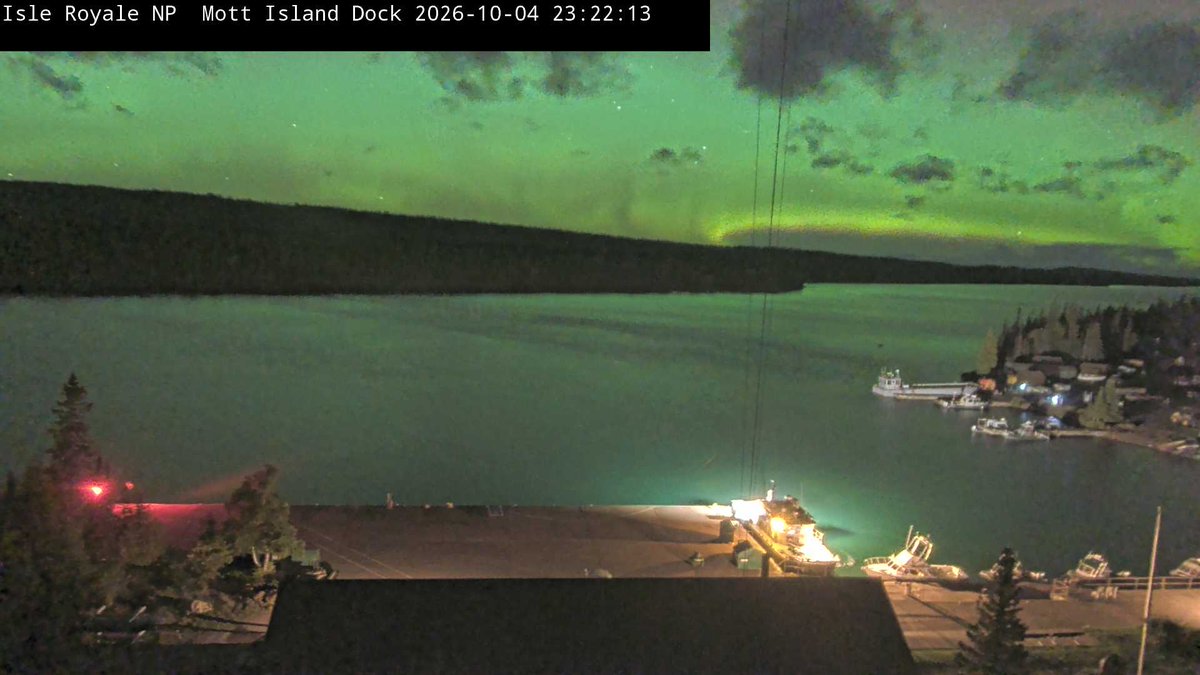 atmo_alex's tweet photo. Attention folks at high latitudes and upper mid latitudes: Periodic substorming is ongoing and the northern lights are beginning to get brighter and drift further south! Get outside if you can since these are likely naked eye visible!! #wxtwitter #aurora https://t.co/LNadO3q0G1