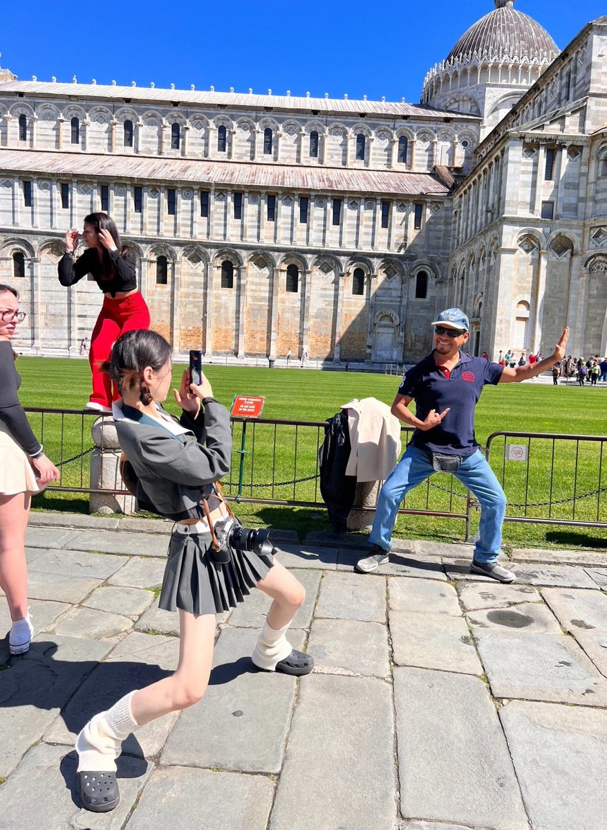 AmbXieFeng's tweet photo. This National Day holiday, Chinese tourists have gone global! An unexpected bonus: many are getting great photos taken by fellow Chinese travelers they meet along the way. 😎 https://t.co/MpdDsNDGgy