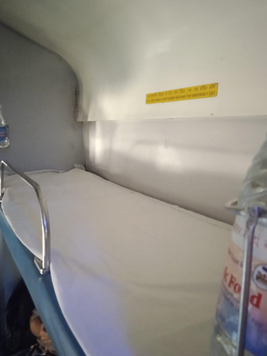 Neend_Ki_Rani's tweet photo. Yesterday, I was traveling with my mother in 3rd AC.

Then, a woman around 55 years old entered the coach. My seat was a Lower Berth, while inthe aunty’s seat was an Upper Berth.

After a while, the aunty went to a boy whose seat was a Side Lower.

She said to him,
“Son, please give me your Side Lower seat, and you can take my Upper Berth.”

Perhaps she thought the boy would easily give up his seat.

But after hearing the boy’s reply, the aunty went completely silent for a few seconds.1/2