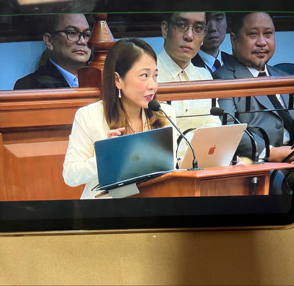 mvn_dn's tweet photo. mr president a second macbook has hit the rostrum https://t.co/nKpROeYC9F