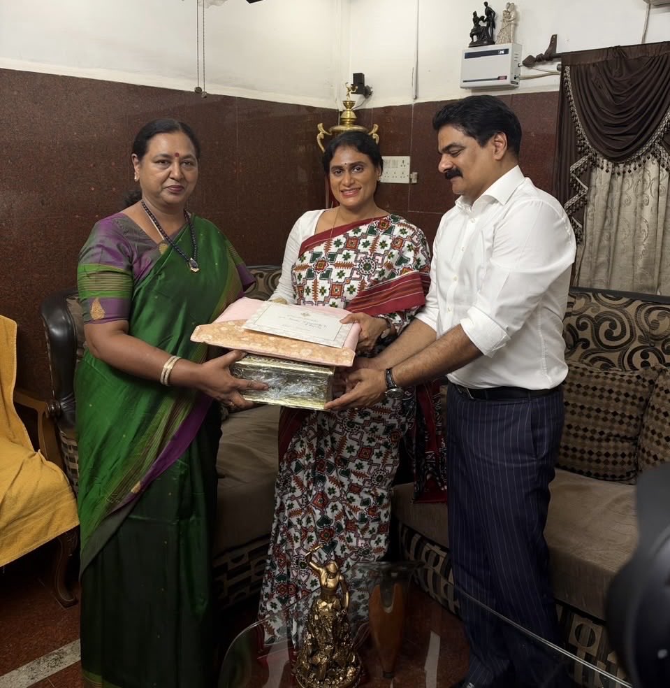realyssharmila's tweet photo. Had the pleasure of inviting Premalatha Vijayakant akkhal to my daughter’s wedding . @PremallathaDmdk https://t.co/hs0jft3Nq7