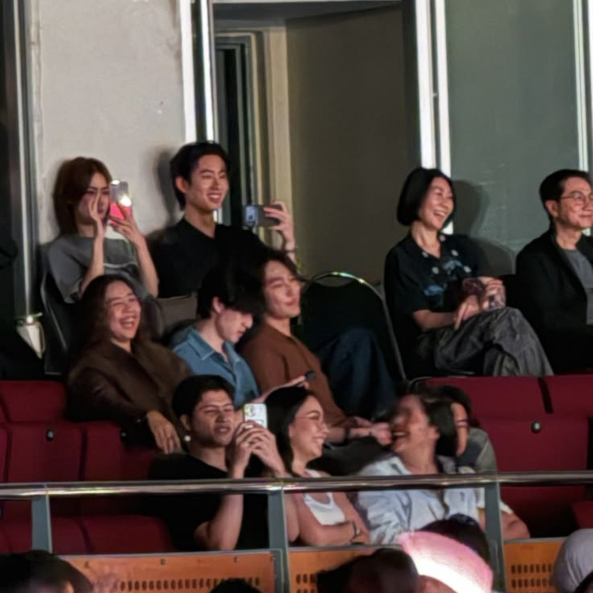 231003_dohyun's tweet photo. ถึงผมจะเกิดไม่ทันรัชกาลนั่งดูคอนข้างกัน
แต่ผมทันรัชกาลขึ้นคอนคู่กันนะครัฟฟฟ😔🤟✨️💖 https://t.co/i8130HAb61