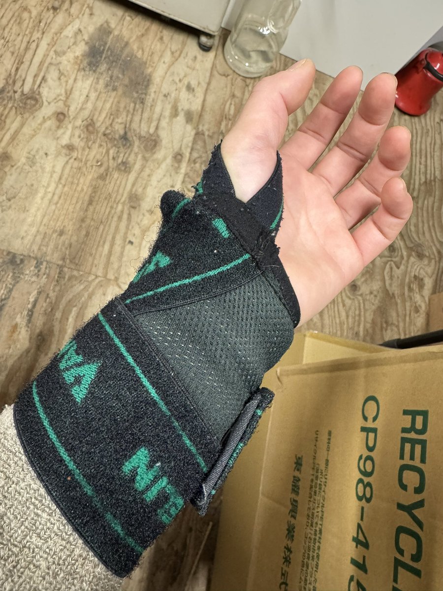 08noa__80's tweet photo. 無事死亡😇
近所のおば様から貰った闇の鎮痛剤入りシート＆リストバンド＆バンテリンで最早見た目は骨折した人。
畑の時より腱鞘炎が酷いんだが…痛すぎてハンドルも握れないのよ！全部の作業を右手に任せてるわけだけどもこれって一体いつ治るんですか？？？？？？ https://t.co/XNLODSqDAy