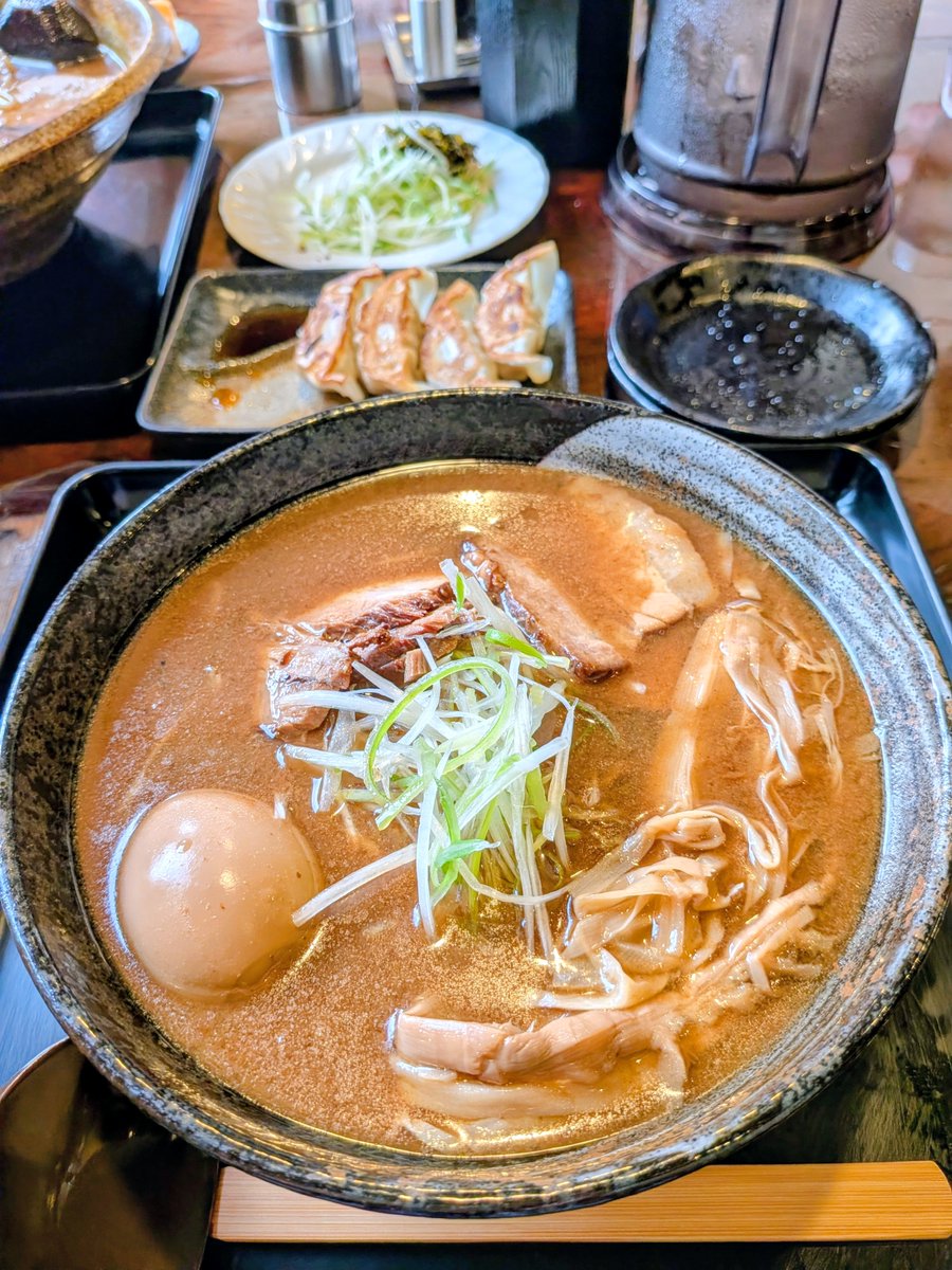 MBBWOMlCntkUa7e's tweet photo. 🔥熱っ！でも箸が止まらない🍜

久しぶりに
「もちもちの木 野田店」さんへ

鰹の香りが、ガツンと！広がる
濃厚和風スープは香味油で超・熱々🔥

もちもち麺がスープをたっぷり絡め
穂先メンマは！とろシャキ♡

この一杯、やっぱりクセになる！
ごちそうさまでした🙏✨ https://t.co/GinBVqIeDG