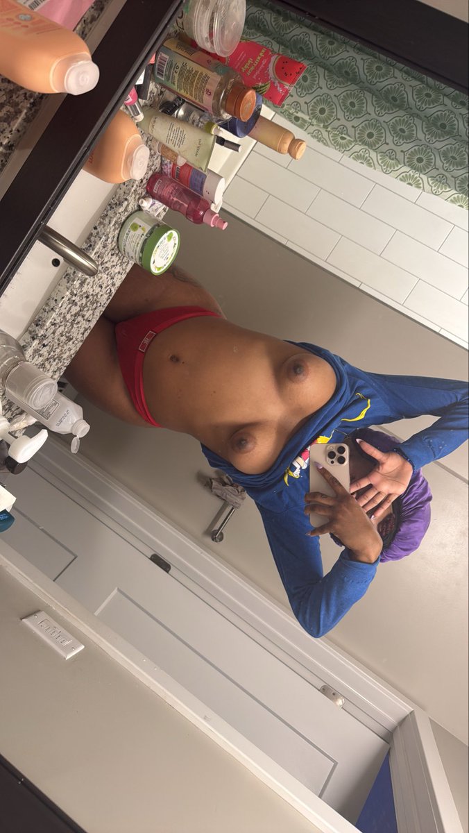 breeewitdakinks's tweet photo. My ex said I have middle schooler titties https://t.co/tt6fpDsWV4