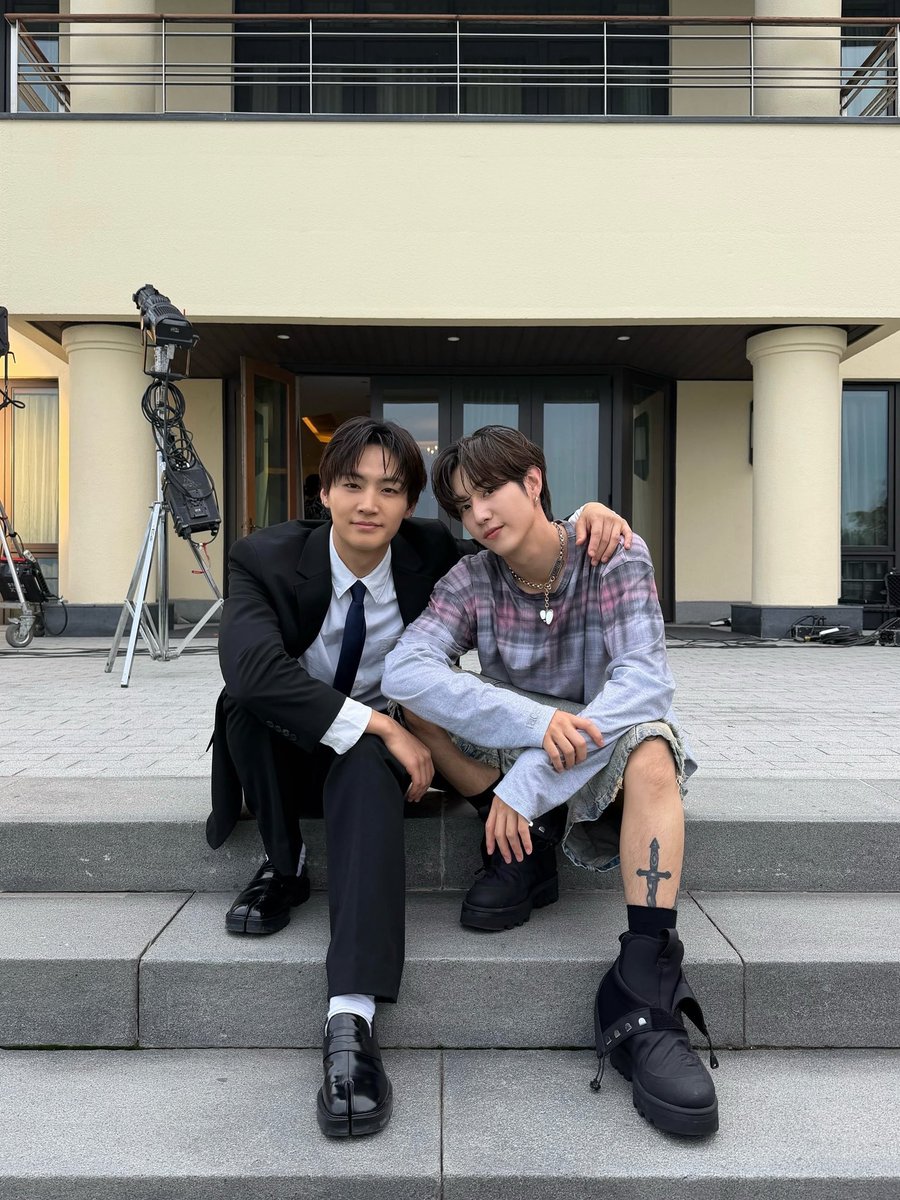 OT7Ahga's tweet photo. [📺] 261005 | GOT7’s IG Broadcast Channel (Come and Get It💚)

🐰: ㅋㅋㅋ behind the scenes of the #NIGHTLIGHT shoot

Miss them so much! 🥹😭

@marktuan #MarkTuan @jaybnow_hr #JAYB @GOT7Official #GOT7 🍓 https://t.co/Ujjg80T0I7