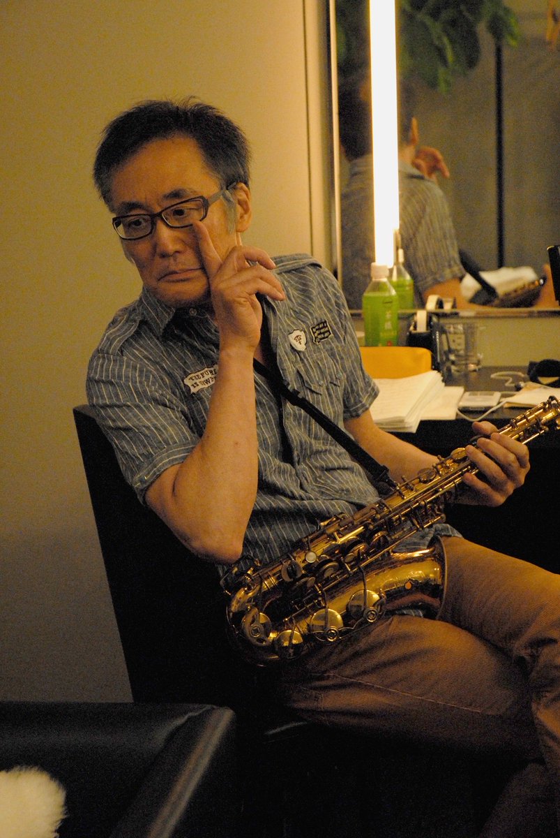 HopStepMusic's tweet photo. 園山光博さんへのメール、まだまだ募集中📩

園やんに聞きたい事、アルバムに入れて欲しいオフコースの曲🎵
などなど😊

オフコースのサポート最初のライブは覚えてますか？
とか
ドームで演奏した感想は？

アルバムには「たそがれ」を入れて欲しい❗️

待ってます！
この写真も若いねぇ〜
#園山光博 https://t.co/SNBTzxBOhr