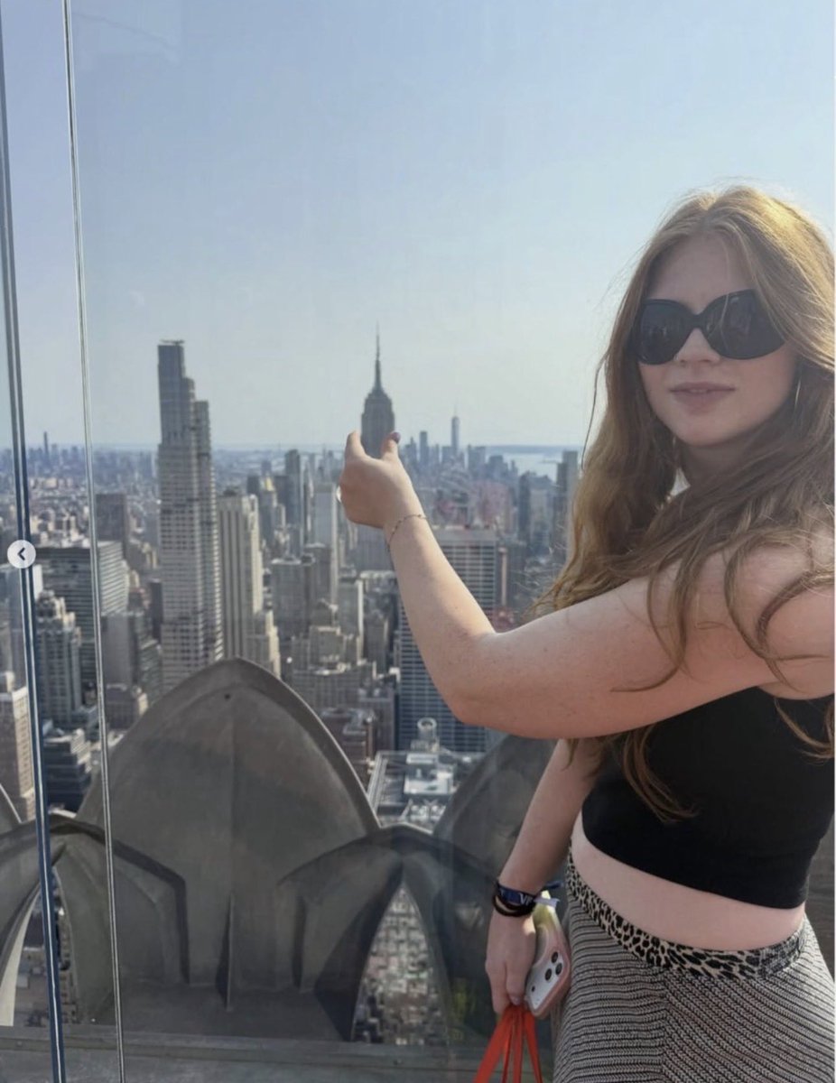 HBCD60's tweet photo. @FeminaFides @brunettegroyp She’s clearly a highly experienced cock handler https://t.co/BeeYIBl8IS