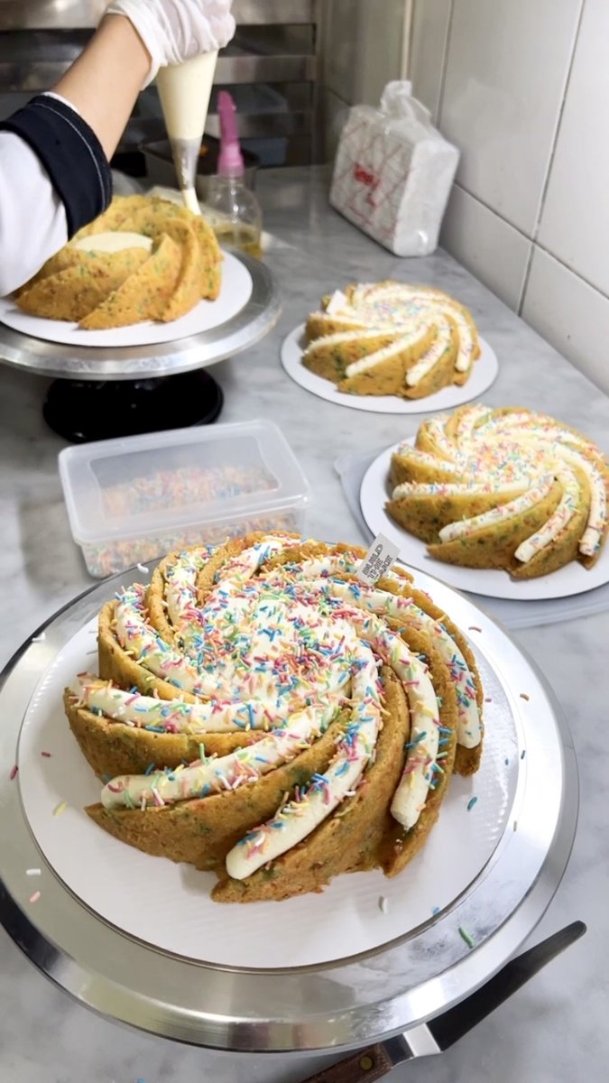 buildthecake's tweet photo. Say hi to one of our best sellers : Confetti Volcano Cake👋🏻 Moist buttery, creamy cheese and melted Lava cream inside 📷 https://t.co/XPYy4V1QWD

Rocky Gerung #TampungKritikRakyat Komunikasi Publik Merakyat Apel Pagi Senin Minggu Tepe Bakom the rivalry returns #muvsarsenallegend https://t.co/q7Sp9JMdns