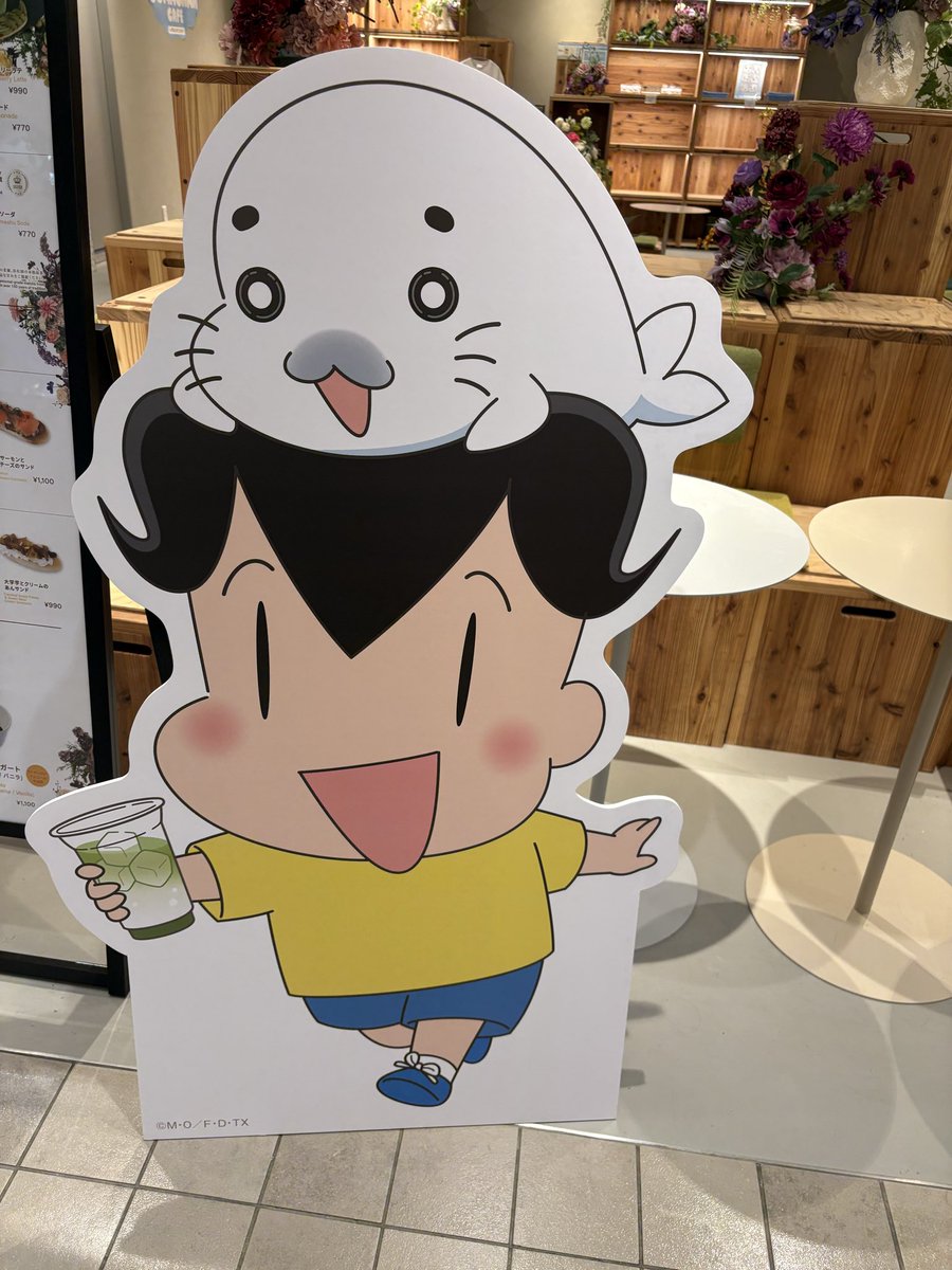 tsutsunori's tweet photo. 新宿のMOFUMOFU GOMACHAN CAFE行ってきた！
店内の色んなところにちっちゃいゴマちゃんいてとても可愛かったです。
ブルースカッシュフロートは甘すぎず美味しかったです😋
ラテプリコーヒー以外もやって〜！コーヒー大嫌いだから注文出来ないよ〜😭😭  #少年アシベ  #ゴマちゃん https://t.co/MxFpn0NeCf