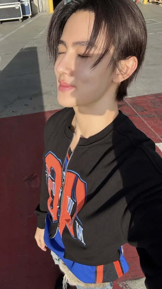 acaijoahae's tweet photo. seonghyeon sunkissed because apparently even the sun likes him too much🌞 https://t.co/afZoOQLl9W