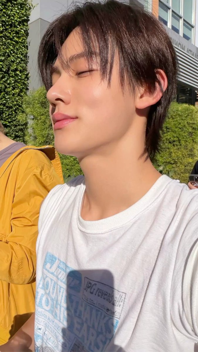 acaijoahae's tweet photo. seonghyeon sunkissed because apparently even the sun likes him too much🌞 https://t.co/afZoOQLl9W