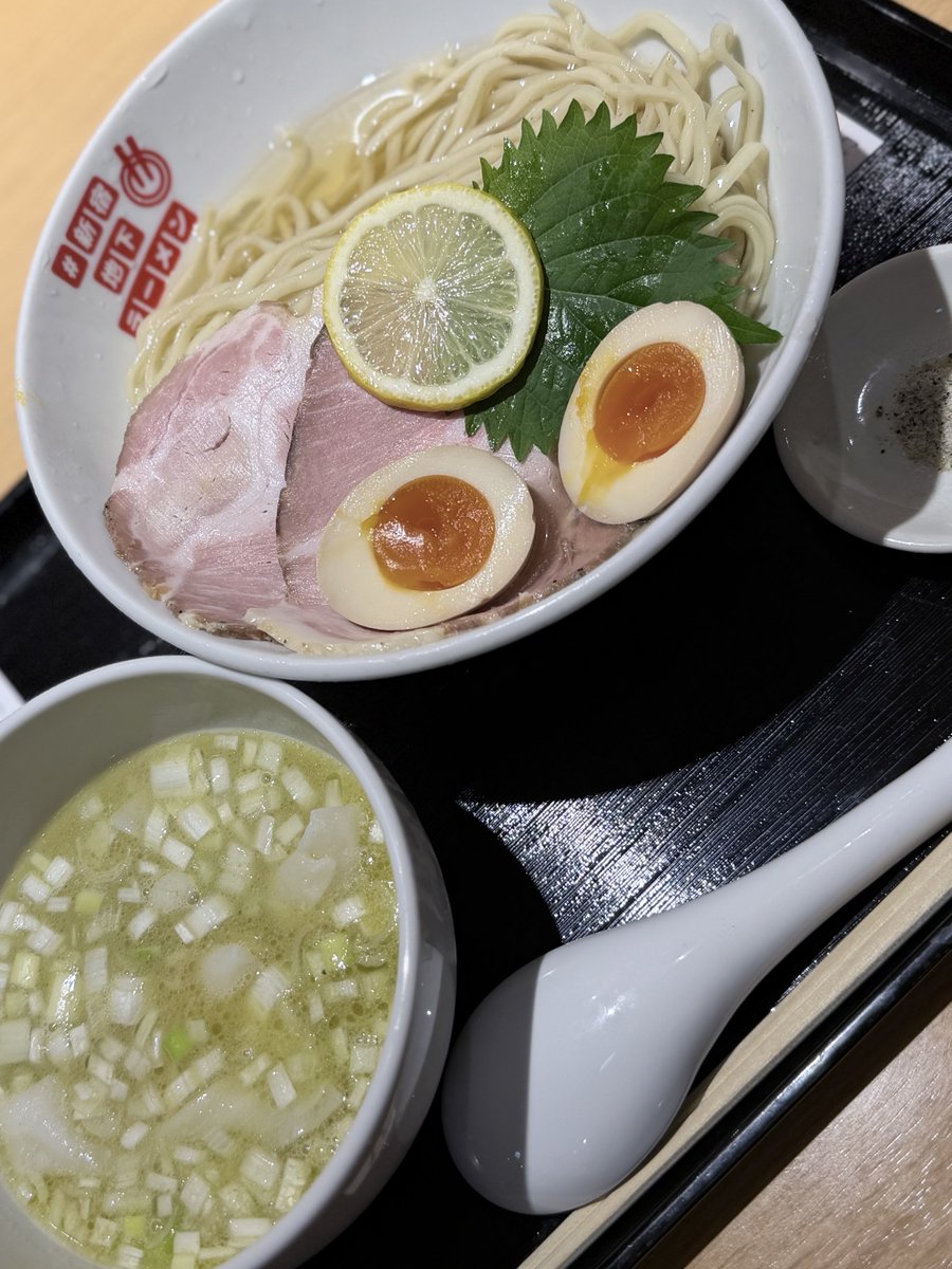 aoakashunin's tweet photo. 【新宿地下ラーメン】
特製選べる3種の昆布水つけ麺　牡蠣　￥1,850

📍二代目五衛門（千葉県）
#主任ラーメン道 2026年288杯目 10月5杯目

つけ汁の油を牡蠣、鶏油、煮干から選べるつけ麺は牡蠣を選択！

はい旨い。まあハズレは無い、正解しかない選択肢ですよ。問題はほかの味も気になるところ、ほかに焦がしネギもあるみたいなのでリピートもアリか。
昆布水でスープ割りにして完飲完食でした！