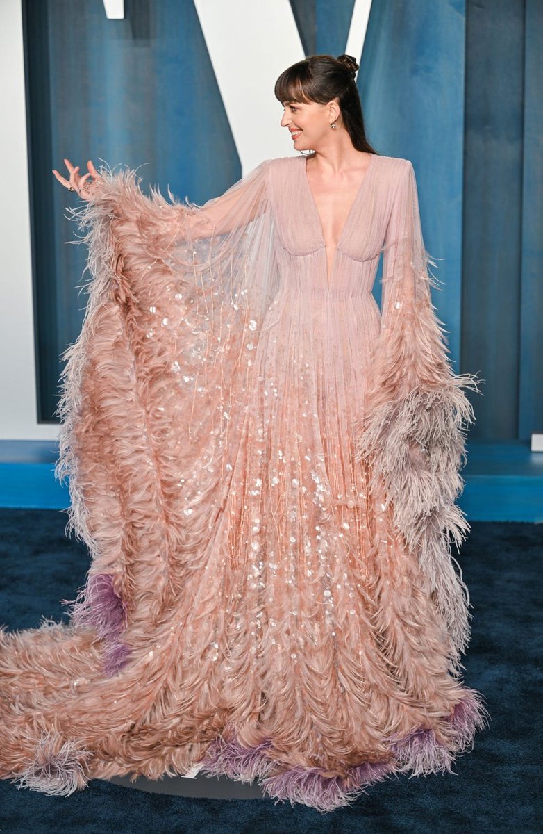 Fashion_Retro_X's tweet photo. Dakota Johnson stunning in Gucci feather gown. https://t.co/8xeaZa5Drz