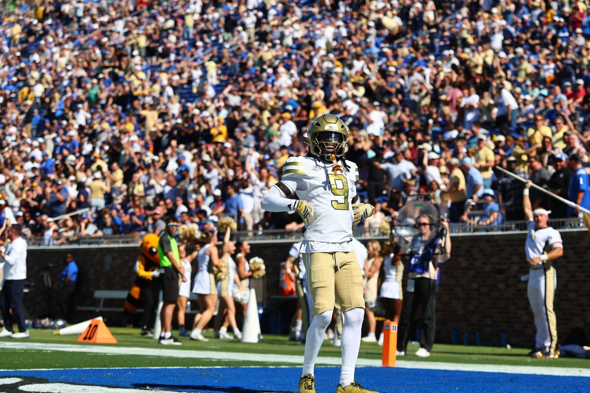 BuzzBallGT's tweet photo. @dukefbburner whole lotta gold for a “home game” https://t.co/5TgrKgN3W9