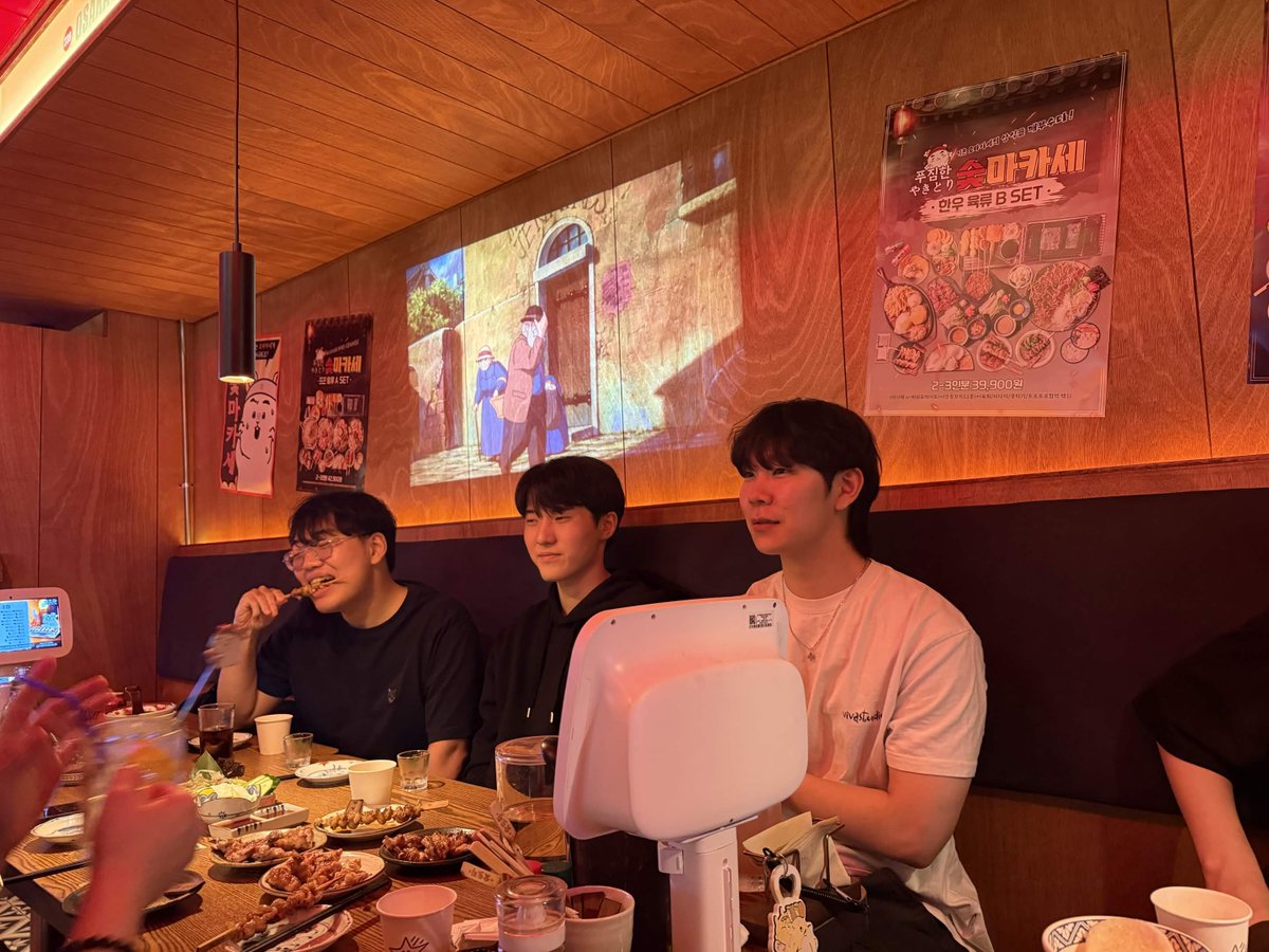 spidermansarang's tweet photo. 딜러들 말짱해보이는데 한분만 얼큰해보이심 ㅋㅋㅋㅋㅋㅋ https://t.co/xFZKLcXEwQ