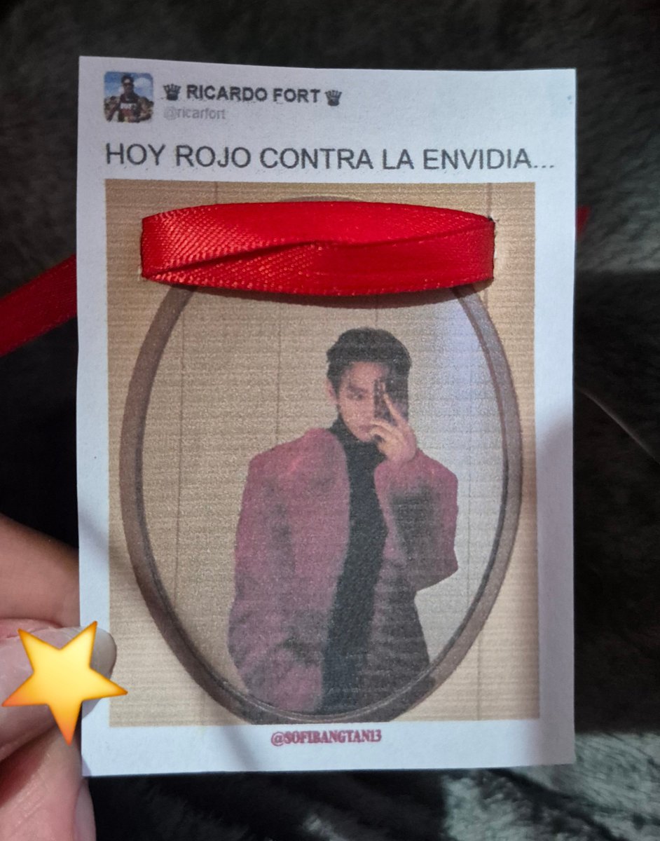 sofibangtan13's tweet photo. hice una prueba asi nomas para ver como quedaría pq les pienso dar cintitas rojas contra la envidia, me gustó asi que más vale me las reciban armys de mierda o lloro ah https://t.co/5PgidjteIr