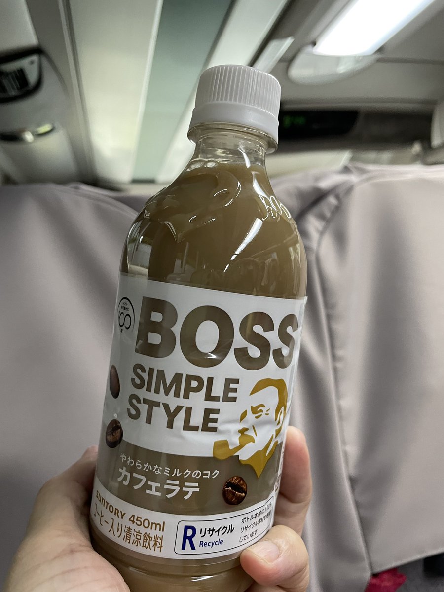 matsusen4132's tweet photo. 2026年10月5日（月）昼食

週初め初日の月曜日いかがお過ごしでしょうか？
今日はできる限り省エネモードで早期帰宅からのまったりモードにしたいですね🤗

いつも♡等リアクションいただき誠にありがとうございます♪😊

🚌内でのランチは、ファミリーマートで買ったパン２種🥪🥖とカフェラテ😋 https://t.co/FcGdDjy1Ta