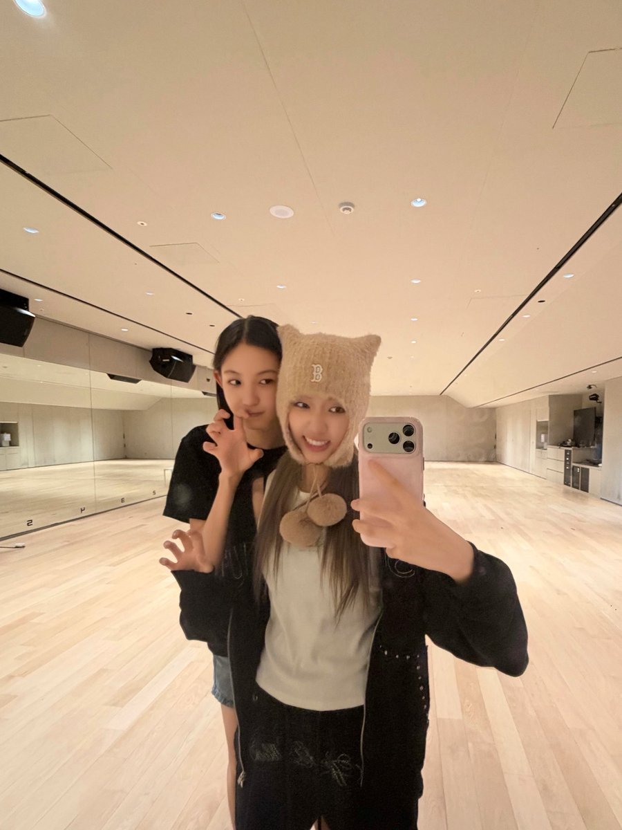 tuidyena's tweet photo. THE POWER OF ELENYANG IS FLOWING SO STRONG 😭😭🐈🐈 https://t.co/Dyz2Jlq2to