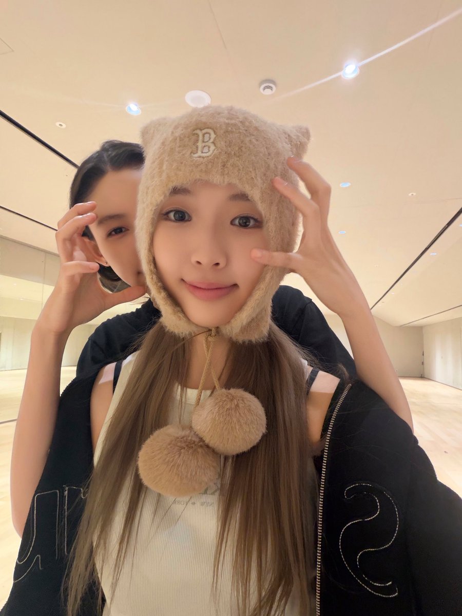 tuidyena's tweet photo. THE POWER OF ELENYANG IS FLOWING SO STRONG 😭😭🐈🐈 https://t.co/Dyz2Jlq2to