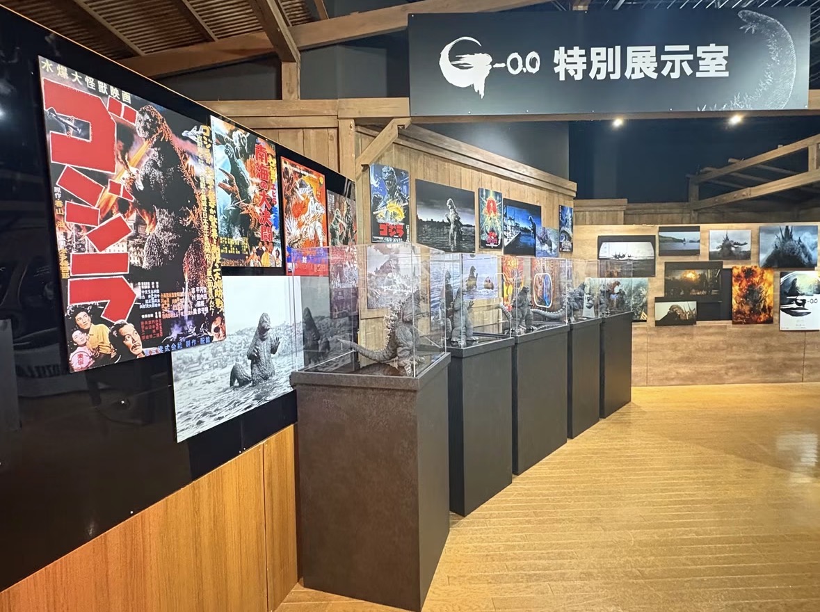 godzilla_jp's tweet photo. 📢#ゴジライベントinfo

『ゴジラ-0.0』特別コラボイベントin沼津港深海水族館開催中！

10月3日（土）より、沼津港深海水族館にて映画『ゴジラ-0.0』とのコラボ企画がスタートしました！

今回のコラボでは、館内に迫力満点のゴジラが登場！
ゴジラ（1954）の再現スーツを、今月いっぱい特別展示します。
間近で見るゴジラは迫力満点！大きさはもちろん、全身の造形や表情など、細部までじっくりとご覧いただけます。
来月からは別作品のゴジラスーツへ入れ替えて展示する予定です。
次はどんなゴジラが登場するのか……。
こちらもどうぞご期待ください！

そして、沼津港深海水族館ならではの注目展示も！
映画『シン・ゴジラ』に登場するゴジラ（2016）第2形態のモデルになったともいわれている深海魚「ラブカ」にスポットを当て、
本物のラブカの剥製と造型師竹谷隆之氏の手掛けた造型を並べて比較展示します！
特徴的なエラや体の特徴など、実際に見比べながら、それぞれの姿を観察していただけます。
深海生物を展示する当館だからこそ楽しめる、特別な展示です。
また、他にも竹谷氏の『シン・ゴジラ』にまつわる造形物やデザイン考案時のデッサンを展示予定です。

また、期間中にご来館いただいた方には、うれしい特典も！
ご来館いただいた方のうち、ご希望の方に「コラボレーションステッカー」をプレゼント！
■ご来館特典「コラボレーションステッカー」
・第一弾：10 月 3 日（土）～ 先着 25,000 名様
・第二弾：12 月 1 日（火）～ 先着 25,000 名様
ここでしか手に入らないコラボ限定ステッカーを、ぜひゲットしてください！
※各期間とも、なくなり次第終了となります。

さらに、コラボ企画は水族館を飛び出して「港八十三番地」へ！
対象の飲食・物販店舗では、コラボを記念したオリジナルコースターをプレゼント！
さらに、ベーカリー「ラトレッタ」では、『ゴジラ-0.0』の焼き印が入った期間限定の「メンダコパン」を販売します。
いつものかわいらしいメンダコパンも、今回だけの特別仕様に！
この期間だけの特別な企画をぜひ沼津港深海水族館と港八十三番地でお楽しみください！
皆さまのご来館をお待ちしております！
https://t.co/vHY6XtvC5m

#ゴジラ
#ゴジラマイナスゼロ
#Godzilla
#ラブカ
#メンダコパン
