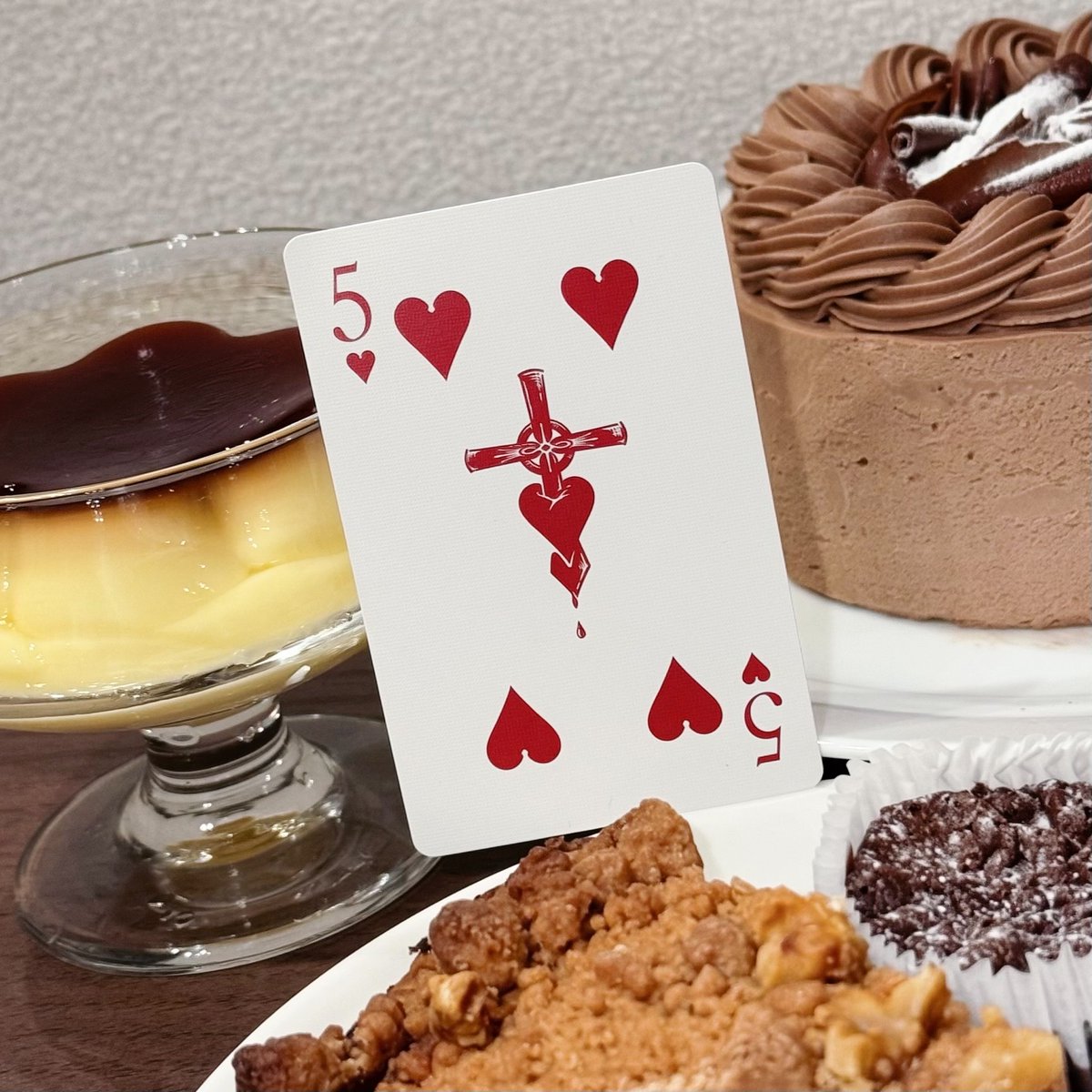highcard_pj's tweet photo. ❤今週のX-PLAYING CARD❤

今週のエクスプレイングカードを紹介！
【♥5　カロリーズハイ】

「カロリーを消費して、肉体のあらゆるダメージを修復する」能力を持つカード。
現在の所持者はクリス・レッドグレイヴ。

#highcard #ハイカード https://t.co/3Qrw8xv0GU
