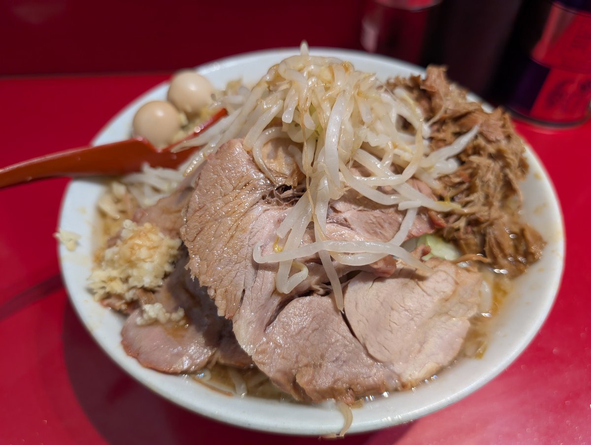 sapbeerlove's tweet photo. ラーメン二郎 西台駅前店
ラーメン小　1100円　ショウガ半分100円　肩ロースの崩れ100円
スープがウマい！
崩れブタがホロトロウマい！！
麺量多めで満腹ウマい！！ https://t.co/4tCNk7n0zT