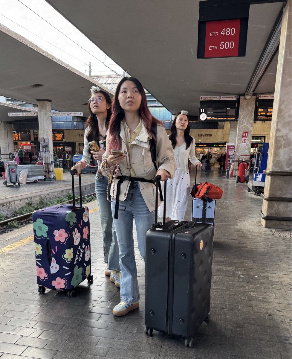 kawaiyusukeno2's tweet photo. イタリアフィレンツェ駅にて、下品に頭にカーラー巻いて歩くいる中国人。

さすが世界中の嫌われ者。 https://t.co/IXJ6UPbkQ0