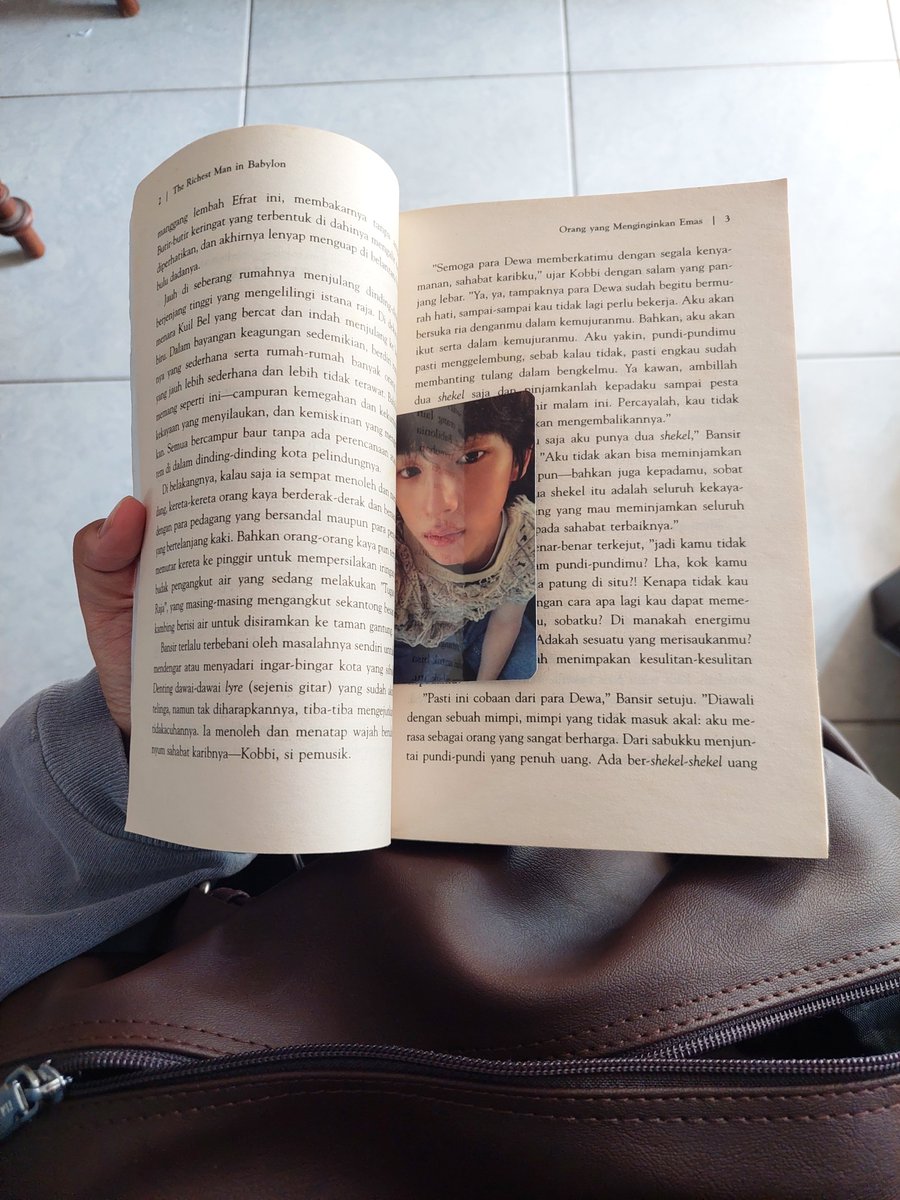 lovelyalandra's tweet photo. ambil buku random buat dibaca ulang karena belum beli buku baru huhuㅠㅠ buku kenapa mahal sekali yaa sekarang, supaya nunggu temen gak sambil bengong💭 https://t.co/nI8xnr3hWs
