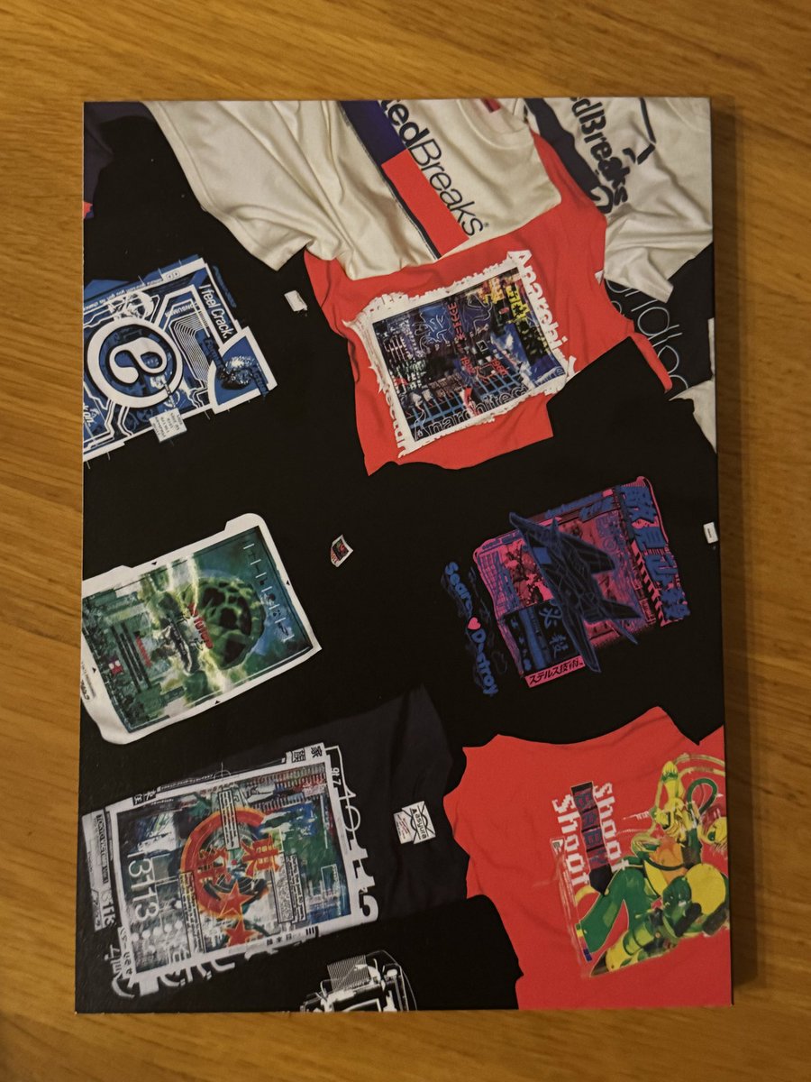 STEREOTYPE_Inc's tweet photo. ステロタイプ30周年記念展のレセプションにて関係者にお贈りした2冊組の記念作品集です。（非売品）
展覧会場で手に取って自由にご覧いただけます。ぜひ会場でご覧ください！

10.24（土）まで｜Kaikai Kiki Gallery
https://t.co/sra4aNpg25

#STEREOTYPE30TH
#山田大補 
#KaikaiKikiGallery https://t.co/UxXyxc5kCR