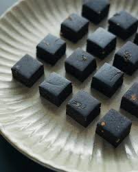 hougetudou60000's tweet photo. 地味で、同じ味で、変化がないけど、安定して、素朴で美味しい干菓子、半生菓子を、私なりに、寳月堂なりに、みなさんにお届けしています。

干菓子も学びたくて高校を出てすぐ京都へ行きました。学んだもの、ことの基本を活かしながら、型を変えながら、育ててきました。

ぜひお召し上がりください。 https://t.co/XX1KnbTCAI