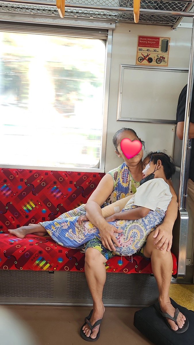sahza____'s tweet photo. mau ngeluh tapi liat perjuangan ibu dan anak ini mengingatkan kita untuk terus bersyukur😖

semoga si adik &amp; ibu diberikan kekuatan🥺❤️ https://t.co/SvBoJ34rOm