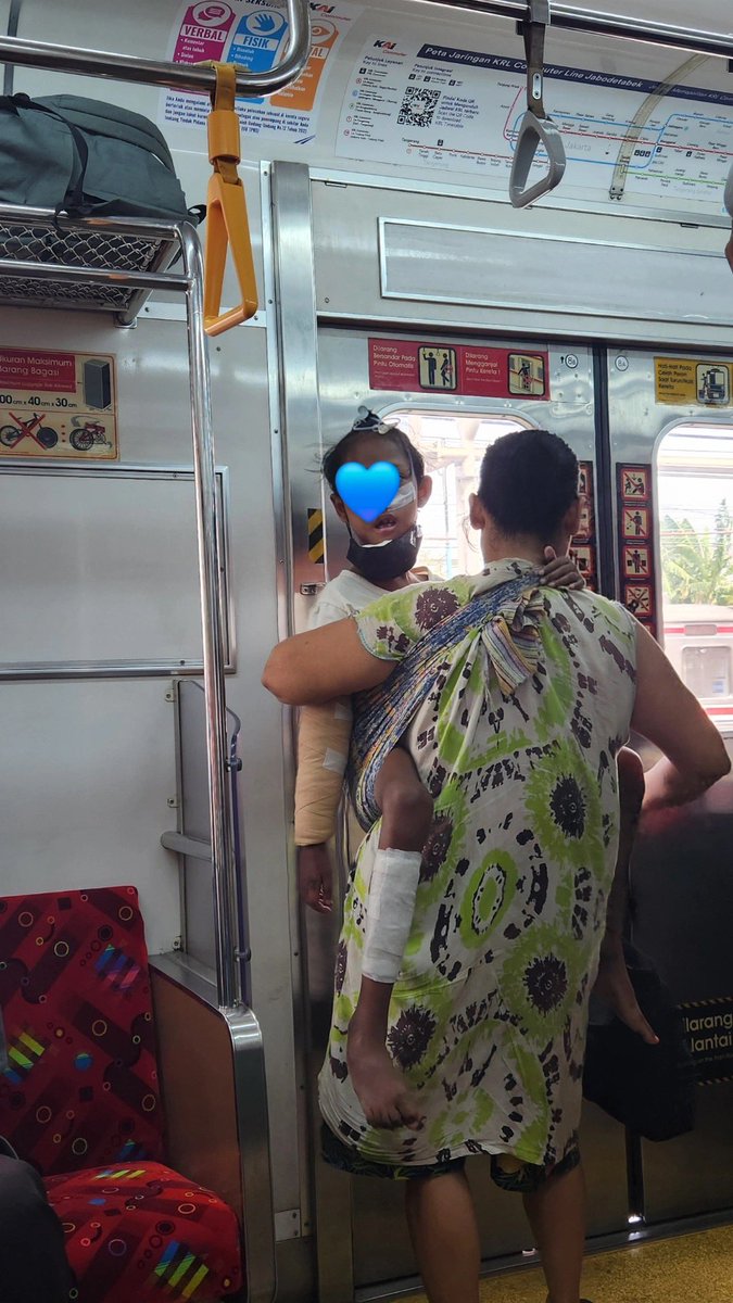 sahza____'s tweet photo. mau ngeluh tapi liat perjuangan ibu dan anak ini mengingatkan kita untuk terus bersyukur😖

semoga si adik &amp; ibu diberikan kekuatan🥺❤️ https://t.co/SvBoJ34rOm