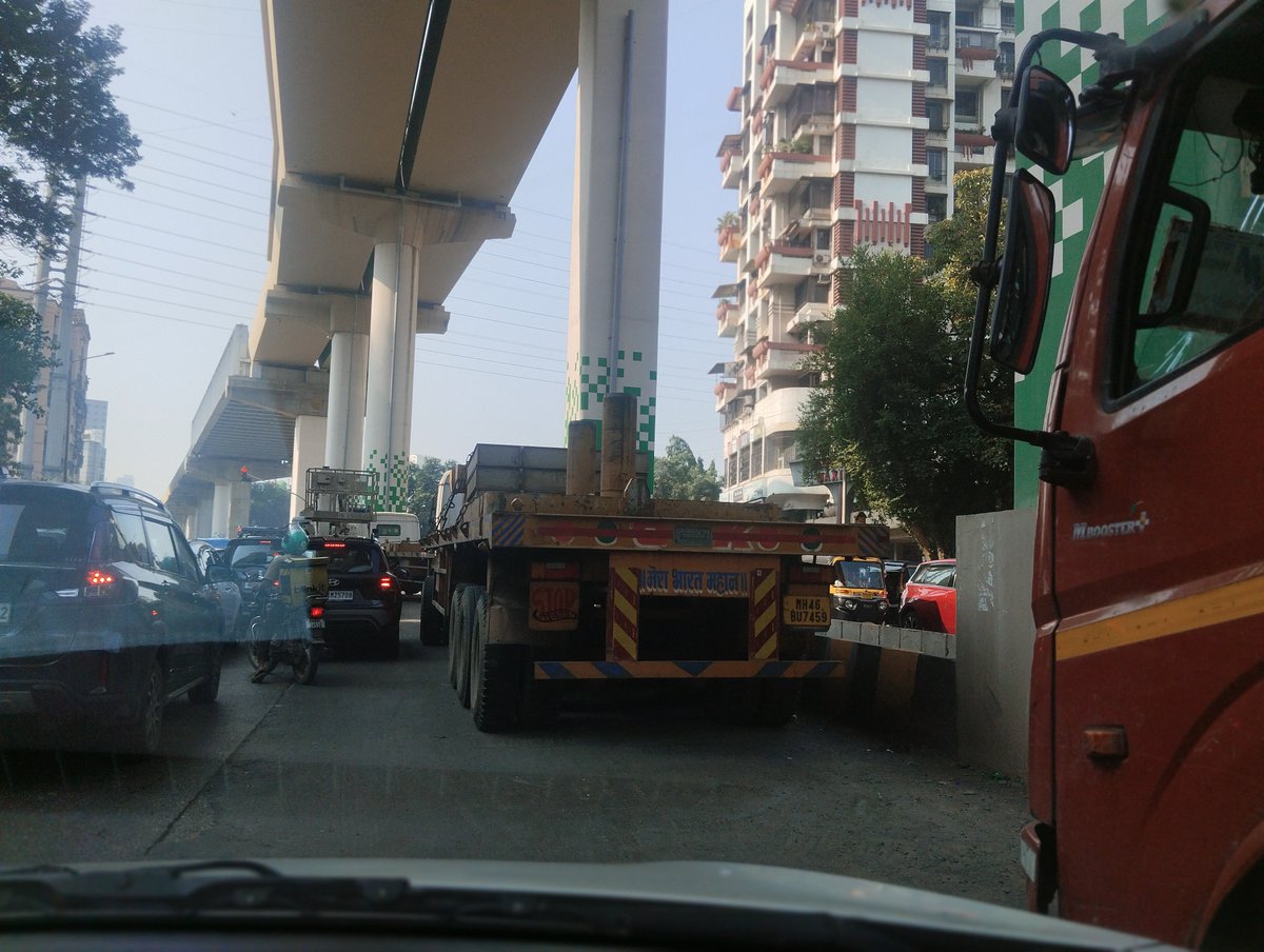 D512841D's tweet photo. @MTPHereToHelp 

Multiple vehicles parked on road, sonapur signal, LBS Marg mulund west https://t.co/yJ1KA6hrNv