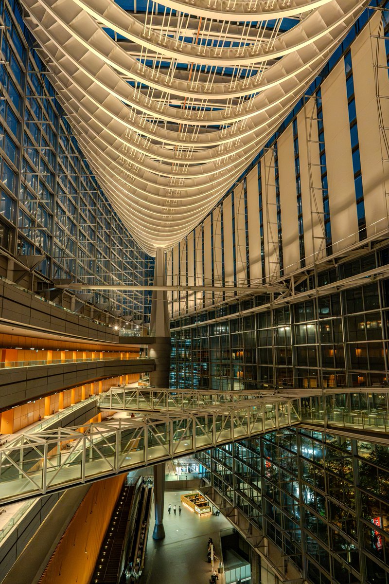 AYDESIGN_'s tweet photo. 東京国際フォーラム

設計を手がけたのは、
建築家ラファエル・ヴィニオリ。

特徴的なガラス棟は、
全長約207m、高さ約60mにも及ぶ巨大な空間。

地下1階には、施設のシンボルともいえる
「ロビーギャラリー」があり、約60mの吹き抜けを持つ舟形のアトリエ空間が広がっています。

📍東京国際フォーラム
東京都千代田区丸の内3-5-1

#東京国際フォーラム 
#東京観光 
#東京散策 
#有楽町 
#丸の内