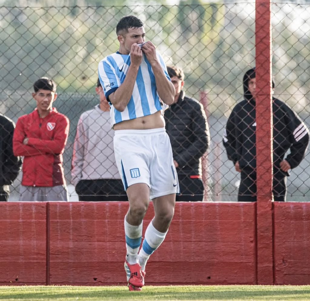 Agusakatoro's tweet photo. Otro GRAN partido de Gonzalo Escudero. Si bien no lo destaqué antes, es porque merece un párrafo aparte. Que Racing haya ganado este partido, en gran parte es al excelente nivel que viene demostrando. Se ganó ser titular. https://t.co/bjXFwXskiE