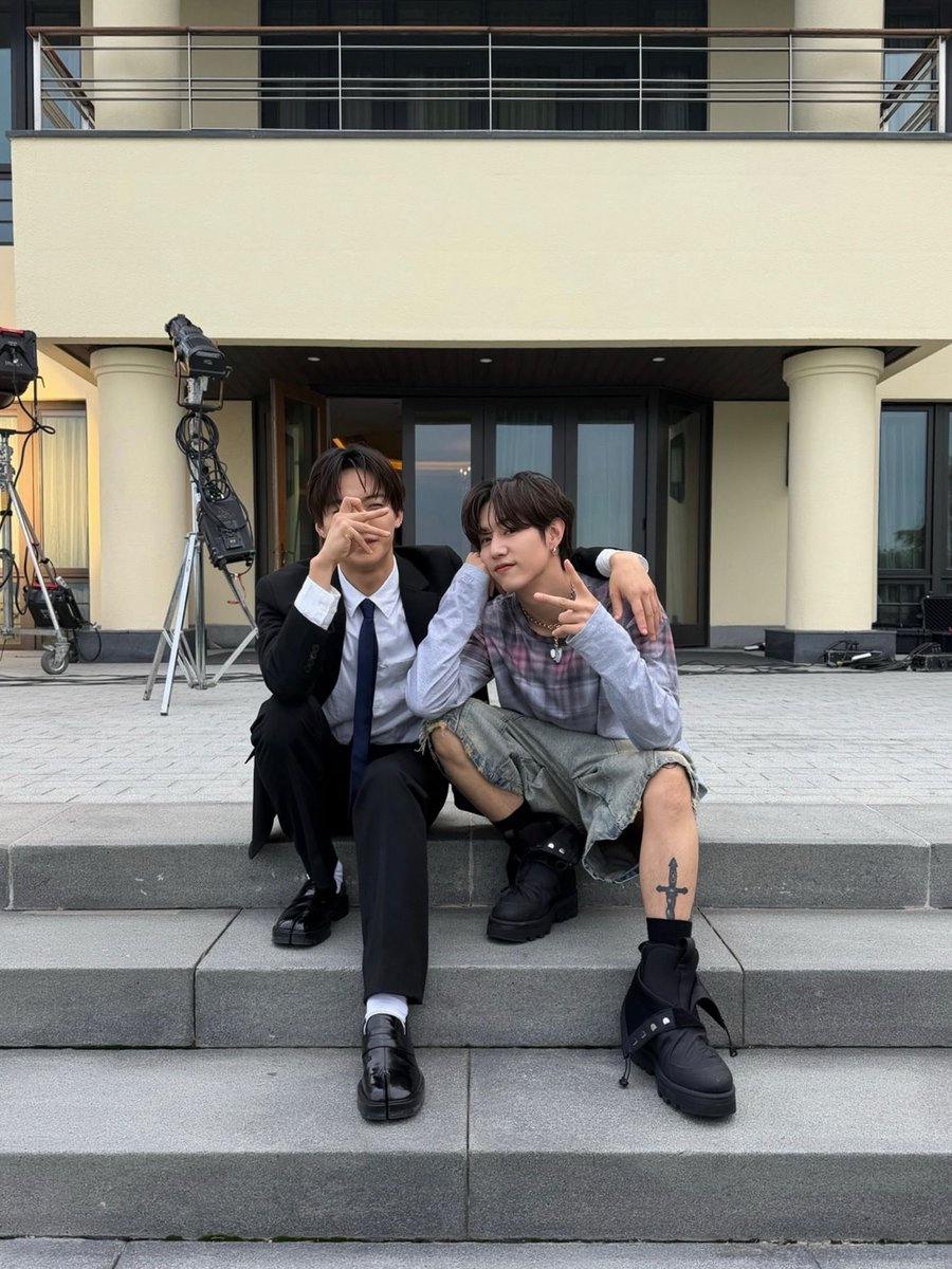 Pop7base's tweet photo. Mark and JAY B look fabulous together in newly shared pictures on GOT7’s broadcast channel “Come and get it 💚” https://t.co/M75f30Ic6D