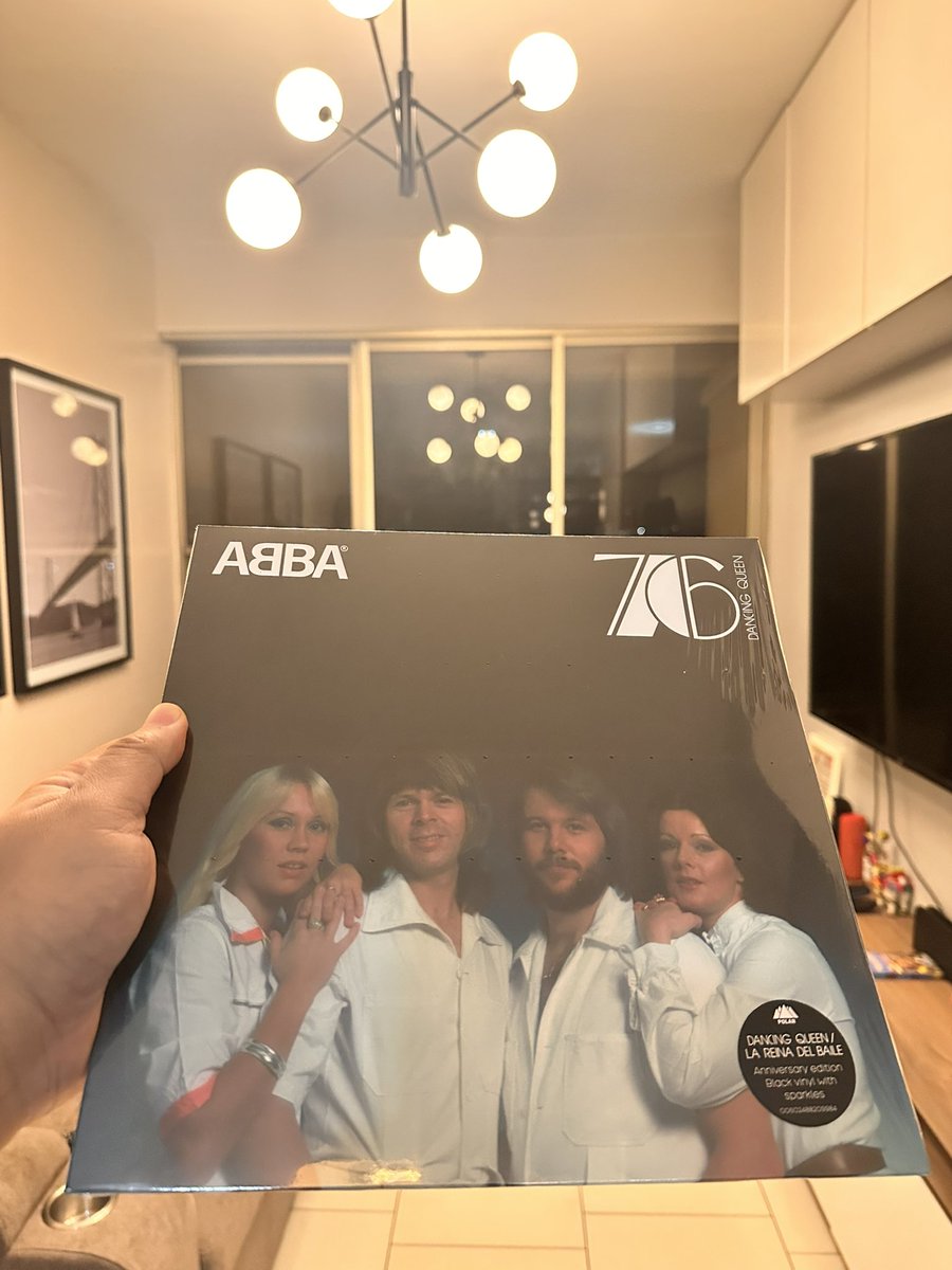 faraniva's tweet photo. Escuchando por primera vez el disco honenaje de 50 años de #DancingQueen de #ABBA. Lado A: Dancing Queen. Lado B: La Reina del Baile. https://t.co/dJYaxHRK6E