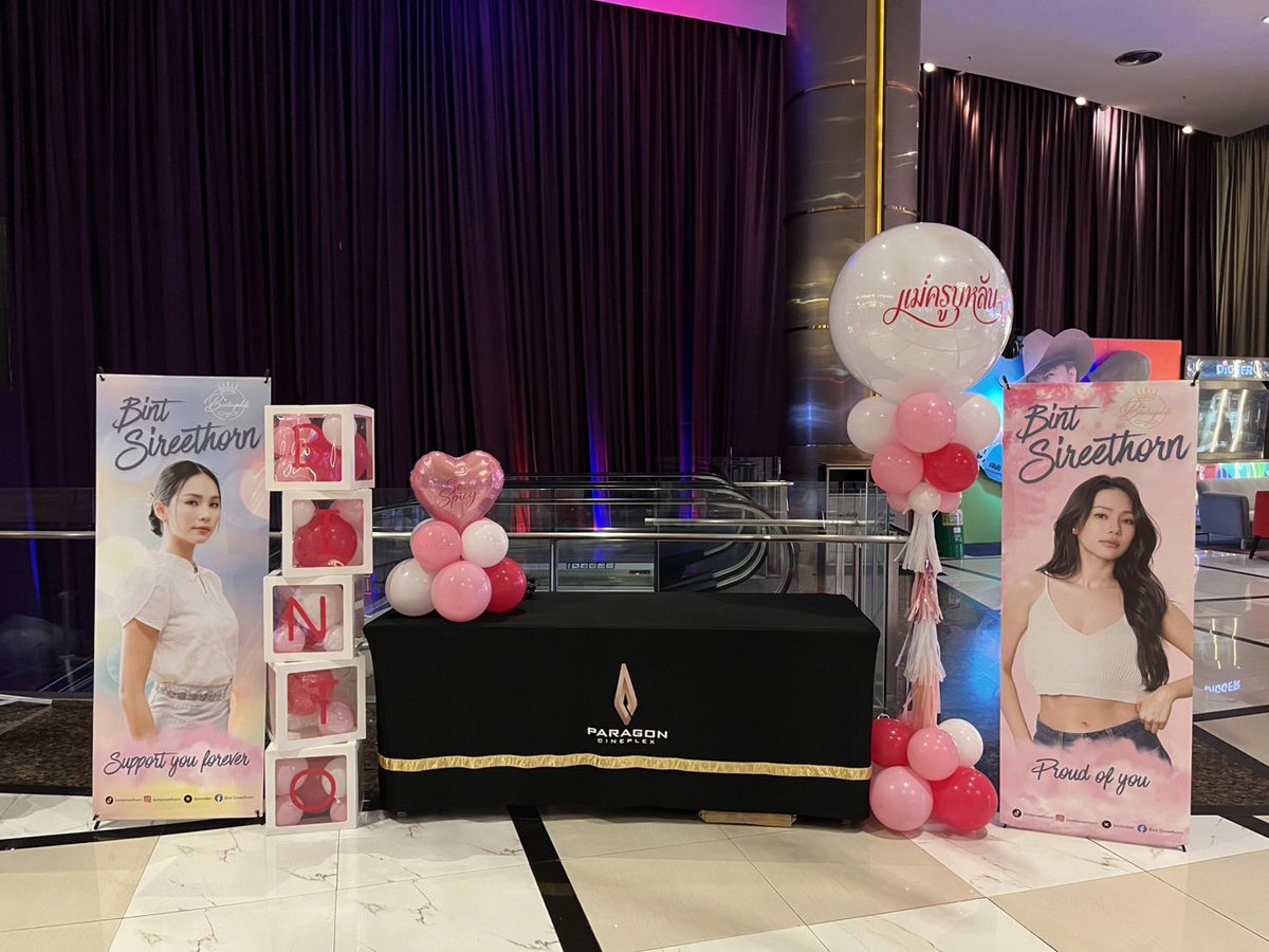 bintoupdate's tweet photo. 📢💗 วันนี้เจอกันที่บูธบ้าน BintoUpdate !

📍 ชั้น 6 หน้าโรงหนัง Siam Pavalai

สำหรับใครที่มี Giveaway อยากฝากให้พี่บิ๊นท์ 🎁
สามารถแวะมาฝากไว้ที่บูธบ้าน BintoUpdate ได้เลยนะคะ
📦 หย่อนลงกล่อง Giveaway ของบ้านได้เลย

🎀 ส่วนใครที่มี ของขวัญสำหรับพี่บิ๊นท์
ทางค่ายมีจุดรับของขวัญโดยเฉพาะ สามารถนำไปฝากที่จุดรับของขวัญของค่ายได้เลยค่ะ

และสำหรับ Giveaway จากผู้ใหญ่ใจดี 🎁✨
ใครที่อยากรับ สามารถแวะมารับได้ที่ บูธ BintoUpdate ได้เลยนะคะ

เจอกันที่บูธค่าาา 🫶🏻💗

#BintoUpdate #BintSireethorn