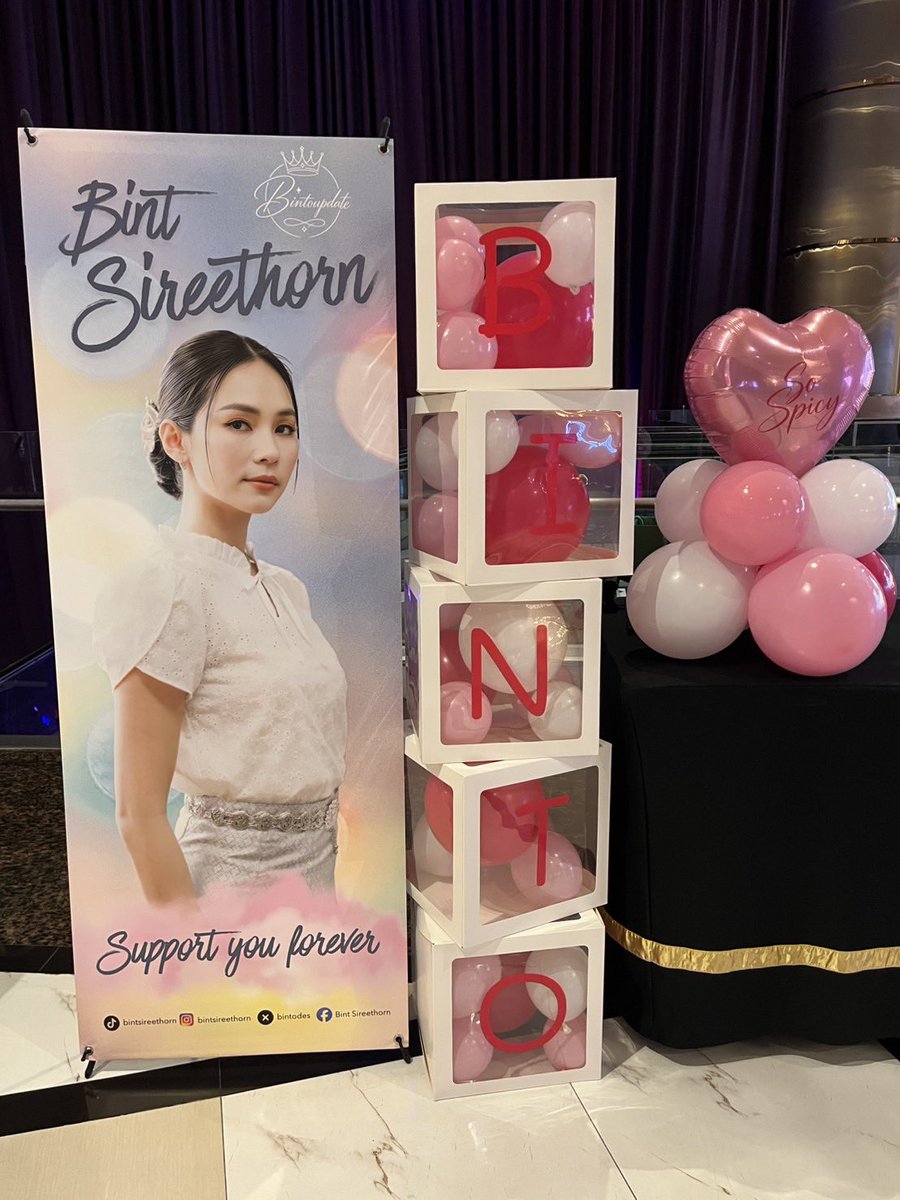 bintoupdate's tweet photo. 📢💗 วันนี้เจอกันที่บูธบ้าน BintoUpdate !

📍 ชั้น 6 หน้าโรงหนัง Siam Pavalai

สำหรับใครที่มี Giveaway อยากฝากให้พี่บิ๊นท์ 🎁
สามารถแวะมาฝากไว้ที่บูธบ้าน BintoUpdate ได้เลยนะคะ
📦 หย่อนลงกล่อง Giveaway ของบ้านได้เลย

🎀 ส่วนใครที่มี ของขวัญสำหรับพี่บิ๊นท์
ทางค่ายมีจุดรับของขวัญโดยเฉพาะ สามารถนำไปฝากที่จุดรับของขวัญของค่ายได้เลยค่ะ

และสำหรับ Giveaway จากผู้ใหญ่ใจดี 🎁✨
ใครที่อยากรับ สามารถแวะมารับได้ที่ บูธ BintoUpdate ได้เลยนะคะ

เจอกันที่บูธค่าาา 🫶🏻💗

#BintoUpdate #BintSireethorn