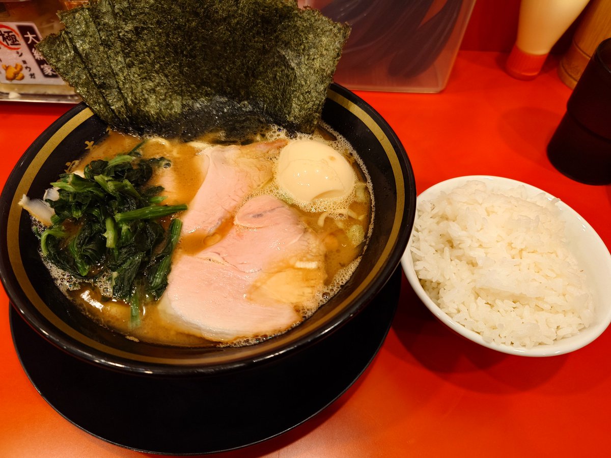 R407a's tweet photo. やっぱり家系ラーメンで海苔巻いてご飯食べるのは最高だな！
低気圧には負けないぞ！ https://t.co/r8WcUeSs6b